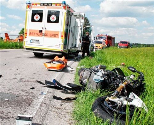 Mit schweren Verletzungen wurden ein 46-jähriger Motorradfahrer ins Traunsteiner Krankenhaus geflogen. Am Motorrad entstand Totalschaden.Foto reisner
