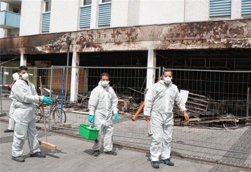 Wochenlang dauerten die Arbeiten einer Spezialreinigungsfirma, die sich bis in den Frühsommer zogen, weil die Polizei den Tatort lange nicht freigeben konnte. Dass der Wiedereinzug sich bis ins neue Jahr verzögern könnte, damit haben die Einwohner damals wohl nicht gerechnet.Fotos  Archiv/Grundner
