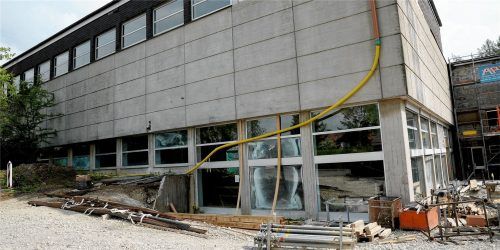 Müssen verschwinden: die Fassadenplatten am Haager Hallenbad. Foto Bauer