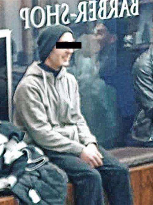 Muharrem D., hier in einem Barber-Shop in Mühldorf. Noch immer ist unklar, was hinter seinen Taten steckt und mit wem er verkehrte.Foto  re