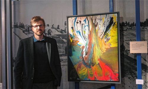 Museumsleiter Korbinian Engelmann vor einem Mannheimer-Bild. Die Führung durch die Ausstellung ermöglichteEngelmann unserem Mitarbeiter unter Einhaltung des geforderten Sicherheitsabstands.Fotos  Rath