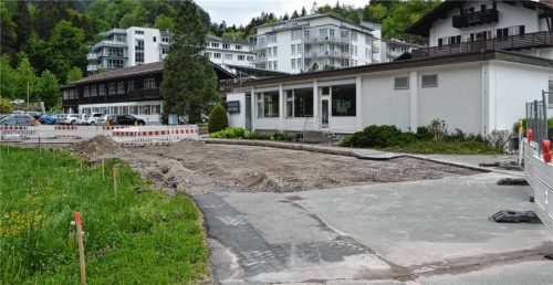 Nach der Auerbachbrücke nahe der Klinik Bad Trißl beginnen in Richtung Dorf die Bauarbeiten.Foto lotter