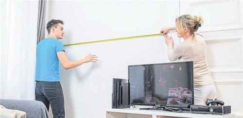 Nachmessen muss nicht schaden – allerdings empfiehlt der Mieterbund: Lassen Sie Experten ran. Denn die wissen, auf was man im Detail alles achten muss. Foto dpa/:Klose