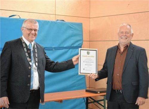Neuer Alt-Bürgermeister von Söchtenau ist der kürzlich aus dem Amt geschiedene Sebastian Forstner (rechts). Nachfolger Bernhard Summerer übergab die Urkunde. Foto blum