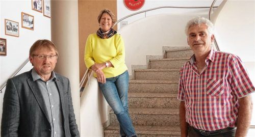 Neues Trio für die Verwaltungsgemeinschaft Halfing: Halfings Erste Bürgermeisterin und Vorsitzende der VG Regina Braun (CSU; Mitte), Schonstetts Erster Bürgermeister und Erster Stellvertreter der VG Paul Dirnecker (FW; links) und Höslwangs Erster Bürgermeister und Dritter Stellvertreter der VG Johann Murner (CSU/Parteifreie Bürger).Foto elk