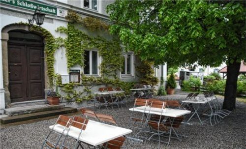 Noch sind die Tische im Biergarten der Schlosswirtschaft Neubeuern leer. Ab 18. Mai darf er – wie auch die Gärten in der Region – mit Auflagen geöffnet werden. Foto Ruprecht