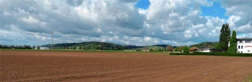 Nördlich und südlich der Staatsstraße bei Thann will die Gemeinde Aschau ein Gewerbegebiet verwirklichen. Ob die Pläne auch umgesetzt werden, darüber entscheiden Aschaus Bürger am 5. Juli bei einem Bürgerentscheid. Die Gemeinde will die Leute dazu motivieren, die Briefwahl zu nutzen. Foto  Rath