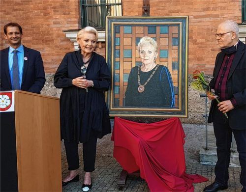 Oberbürgermeister Andreas März, seine Vorgängerin und Maler Gerhard Prokop (rechts) bei der Enthüllung des Porträts von Gabriele Bauer für die Oberbürgermeister-Galerie. Foto Weiser