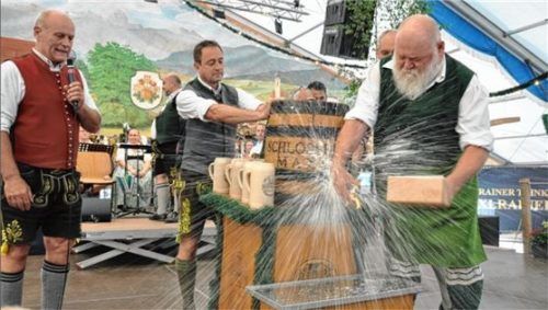 „O’gsagt is“ die Feldkirchener Wiesn. Der Bieranstich mit Bürgermeister Hans Schaberl, Braumeister Josef Kronast und Anton Kammerloher (von rechts) muss warten. Foto  RE