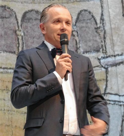 Ortholf von Crailsheim vor dem Bühnenbild zu der Oper „Carmen“ – in Vor-CoronaZeiten. Foto Janka