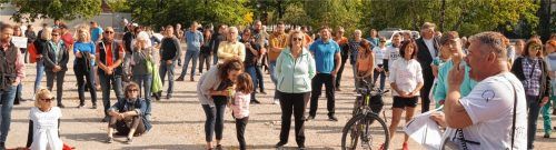 Corona-Kritiker: Paul Werfinger (rechts, mit Megafon) bei einer Demo im Frühjahr 2020 in Waldkraiburg.Foto hg