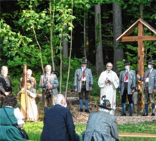 Pfarrer Herbert ZImmermann weihte das neue Kreuz in Söllhuben. Foto re