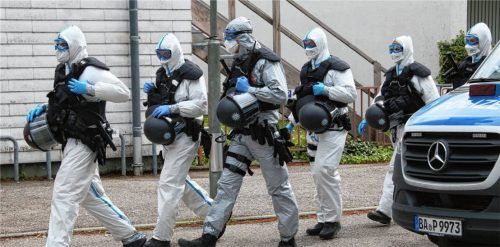 Polizeibeamte sicherten die Verlegung der Asylbewerber, die mit den Covid-Erkrankten in Kontakt gekommen waren, an einen Standort außerhalb des Landkreises, wo sie für die Dauer der Quarantäne von den übrigen Bewohnern getrennt untergebracht werden.Foto  FIB/Eß