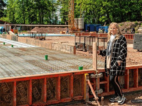 Positiv gestimmt: Andrea Thomas, die Vorsitzende des Rosenheimer Tierschutzvereins, blickt zuversichtlich in die Zukunft. Seit vier Wochen ist auf der Baustelle täglich Betrieb.