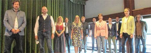 Professor Dr. Matthias Bernhardt (links) mit den neuen Gemeinderäten, die im Kursaal vereidigt wurden.Foto Forster