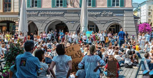 Protestierer, Schaulustige und Passanten: Bei der Demonstration in der Rosenheimer Fußgängerzone ging es viel zu eng zu. Foto Thomae