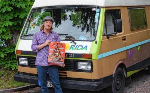 Regisseur und Produzent Tim Spreng mit dem Filmplakat von „Witch“. Der Film läuft gerade beim Dokumentarfilmfest München und kommt – sobald Corona es wieder zulässt – in die Kinos.Foto  Friedrich