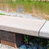 Spundwand plus Betonplatten ergeben neue Sitzgelegenheiten
