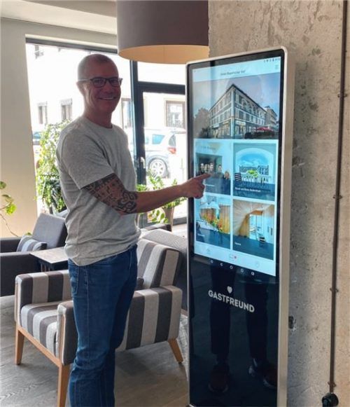 Rolf Estermann vom Hotel „Bayerischer Hof“ am Infocenter. Auch das Einchecken ist künftig bei ihm kontaktlos möglich. Schlüsselkarten für die Zimmer werden vom Automaten „ausgespuckt“.