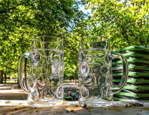 Ruhe vor dem Sturm: Die Wirte hoffen jetzt aufs Biergartengeschäft. Foto dpa/re