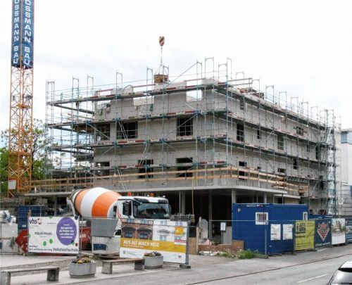 Rund 23 Millionen Euro gibt die Kommune für Baumaßnahmen aus, es ist die größte Ausgabeposition im Vermögenshaushalt. Darunter fällt auch beispielsweise das Wohn- und Geschäftshaus am Rathaus (Foto) sowie der Neubau des Feuerwehrhauses Pullach und die Sanierung des Kolbermoorer Feuerwehrhauses. Foto Riediger