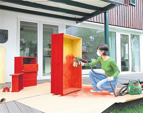 Schnellverfahren: Mit Sprüh- und Malerfarben werden gebrauchte Stücke wieder frisch.Foto dpa/Bosch