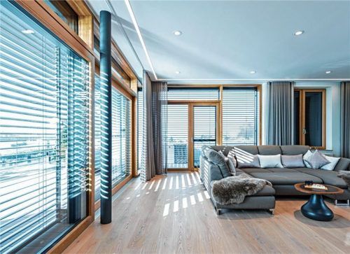 Schwenkbare Raffstorenlamellen dosieren bei jedem Sonnenstand das Tageslicht und den Schatten genau nach Bedarf.Fotos Roma KG