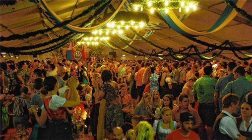 Seit fünf Jahrzehnten ist die Festwoche des Oberaudorfer Fußballvereins der Publikumsmagnet im Inntal. Heuer muss sie aufgrund der Corona-Pandemie abgesagt werden. Sie findet vom 30. Juli bis 8. August 2021 statt. Foto FV Oberaudorf