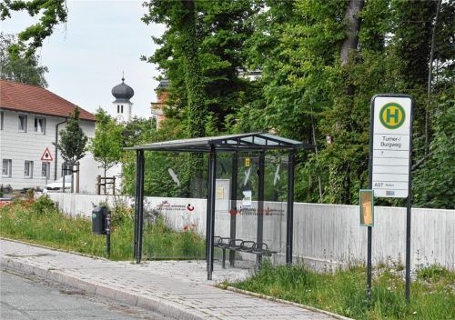 Seit gut vier Wochen verwaist: Seit dem 20. April wird die Bushaltestelle Turner-/Burgweg im Rosenheimer Stadtteil Oberwöhr nicht mehr angefahren.Foto Schlecker