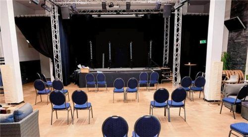 Sicherheit zwischen den Stühlen: 1,5 Meter Abstand sind auch im Theater einzuhalten. Die Schauspieler, die auf der Bühne agieren, müssen sogar sechs Meter Abstand zum Publikum halten. Foto Kulturerhalten/Kulturspielhaus Rumeln