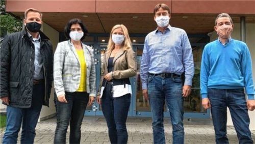 Sie stehen für die Zusammenarbeit zwischen Schule und Unternehmen: (von links) Wolfgang Janhsen (Leiter IHKGeschäftsstelle Rosenheim), Monika Prechtl (Geschäftsführerin Prechtl Frischemärkte), Barbara Brazel (Personalmanagerin Mondi Inncoat), Stefan Mayr (Konrektor Mittelschule Raubling) und Markus Beham (Rektor Mittelschule Raubling). Foto IHK