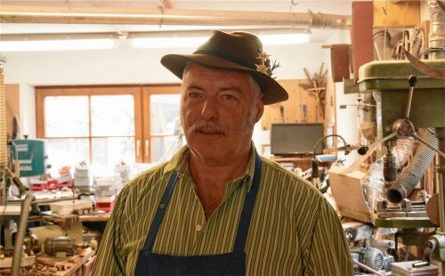 Siegfried Stuhlmüller aus Riedering übt ein aussterbendes Handwerk aus: Er ist Hirschhornschnitzer.Fotos Kirchner