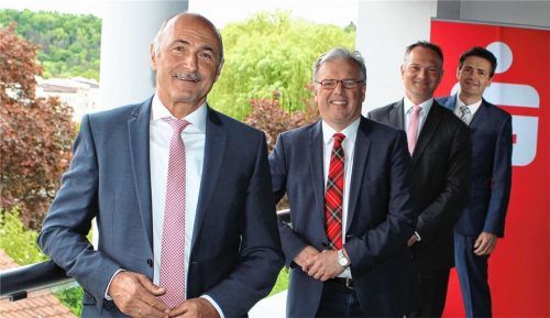 Sind verhalten optimistisch, was die wirtschaftliche Bewältigung der Corona-Krise angeht: (von links) Vorstandsvorsitzender Peter Schwertberger, der stellvertretende Vorsitzende des Verwaltungsrates, Wasserburgs Bürgermeister Michael Kölbl, die stellvertretenden Vorstandsmitglieder Andreas Bonholzer und Christian Fuchsbüchler. Foto Minigshofer