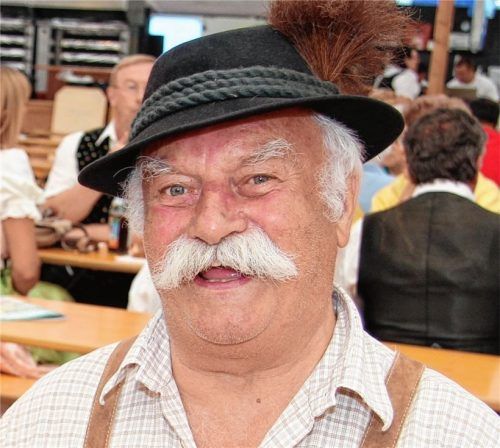 So kennen ihn die Waldkraiburger: Stadtrat Gustl Schenk auf dem Volksfest. Der 82-Jährige, der – wenn es Corona wieder zulässt – auch wieder beim Berchtesgadener Bauerntheater mitspielt, hat neben der Bühne ein zweites Laster, von dem er nicht lassen kann: die Stadtpolitik.Foto  Archiv/Klemm