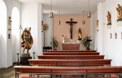 So sieht die Werktagskapelle nach der Umgestaltung aus: hell und freundlich, ist der Pfarrer überzeugt. Fotos Riediger/re
