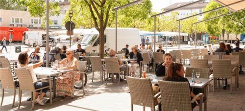 So wie das „Centrale“ am Stadtplatz müssen viele Wirte aufgrund der Abstandsregeln die Zahl der Sitzplätze auf den Terrassen reduzieren.Foto  Grundner