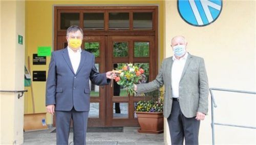 Stabübergabe mit Blumen: Alt-Bürgermeister Hans Schartner (ÜWG, links) und sein Nachfolger Christian Glas (Freie Bürger).Foto