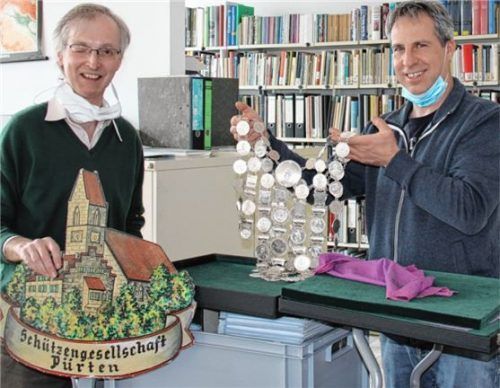Stadtarchivar Konrad Kern (links) und Martin Hörth von der Schützengesellschaft Pürten bei der Übergabe des Vereinsarchivs. Foto Stadt Waldkraiburg