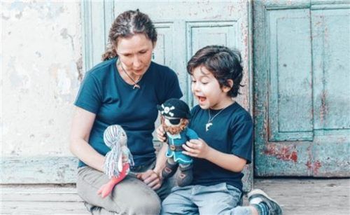 Strickpuppen aus Peru sorgen für Freude in Stephanskirchen: Martina Sturainer de Cueto vom Bio-Babymodenhersteller Chill n Feel mit Sohn Miguel.
