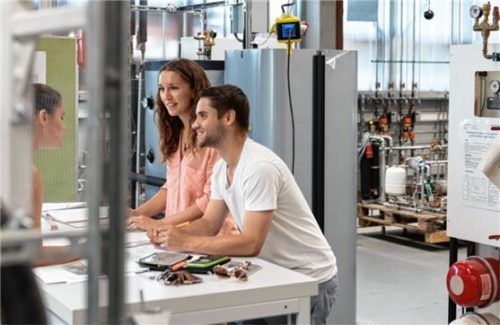 Studierende im Roteg-Labor für nachhaltige Wärmeerzeugungsanlagen und Energiemonitoring. Foto Hammerich