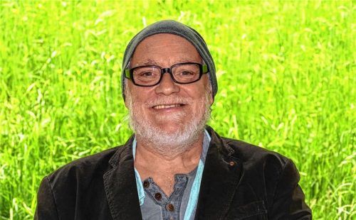 Theaterdirektor Uwe Bertram sitzt auf der kleinen Terrasse hinter seinem Büro vor der Wiese, ist guten Mutes und freut sich auf den Spielbeginn im Herbst.Foto janka