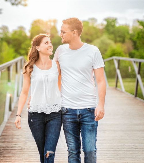 Trostpflaster: Die Hochzeitsfotografin hat Tessa und Christoph Runge ein Fotoshooting geschenkt, am Tag der ausgefallenen Hochzeit.Foto Martina Seidl