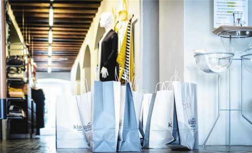 Tüten voller Desinfektionsmittel wurden im Bettenhaus Klobeck gepackt. Hier konnten die Wasserburger Geschäftsleute sich zur Wiedereröffnung mit den notwendigen Schutzmaterialien ausstatten. Foto John Cater