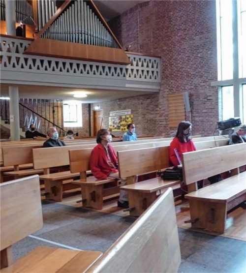 Über Kontinente hinweg verbunden, aber vor Ort im vorsichtigen Abstand. Foto Grytzyk