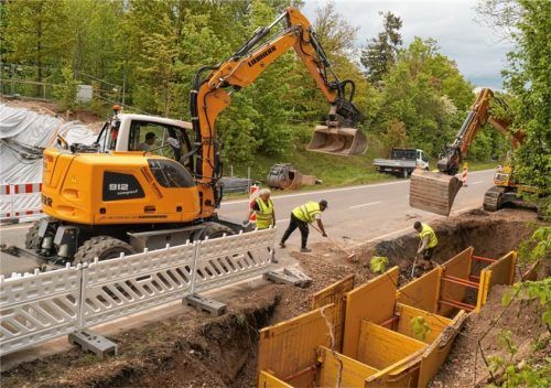 Um weitere Häuser  an die geothermale Fernwärme anschließen zu können, verstärken die Stadtwerke die bestehende Rohrleitung vom Süden über die Staatsstraße und die Bahnlinie in Richtung nördliches Stadtgebiet.Foto  Grundner