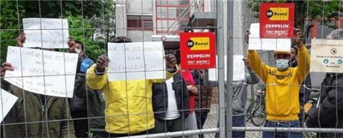 Unmut über die Zustände: Das Bild zeigt Geflüchtete vor einer unter Quarantäne gestellte Gemeinschaftsunterkunft in Rosenheim beim Demonstrieren.Foto  re