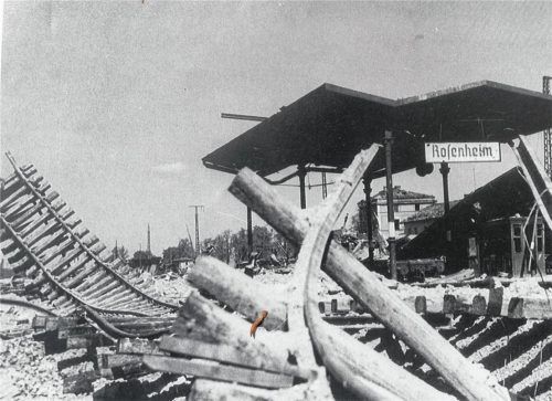Verbogene Gleise stachen in die Luft: der Bahnhof Rosenheim nach einem der Bombardements. Foto Stadtarchiv