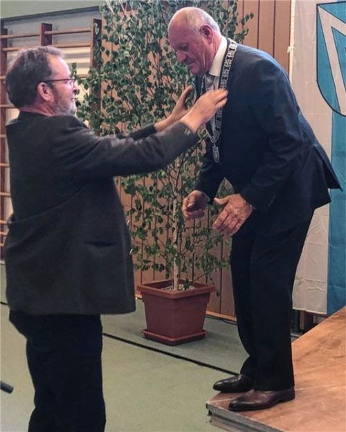 Vereidigung des neuen Bürgermeisters Christian Glas durch das älteste Gemeinderatsmitglied Jens Stadler (Grüne/Bündnis 90). Er hängt ihm auch die Amtskette um. Fotos auer