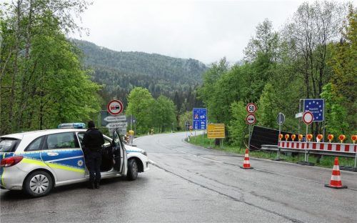 Vertrauen ist gut, Kontrolle ist besser: Stichprobenartig soll die Polizei weiter den Grenzverkehr kontrollieren. Hier ein Blick auf die österreichischen Polizeibeamten am Grenzübergang in Reit im Winkl. Foto  hauser