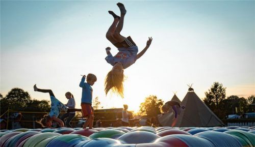 Viele gemeinsam auf der Hüpfburg tobende Kinder, wie hier bei einem Festival im vergangenen Jahr, wird es 2020 beim Ferienprogramm sicher nicht geben. Foto Symbolbild dpa
